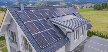 Roof with integrated solar panels
